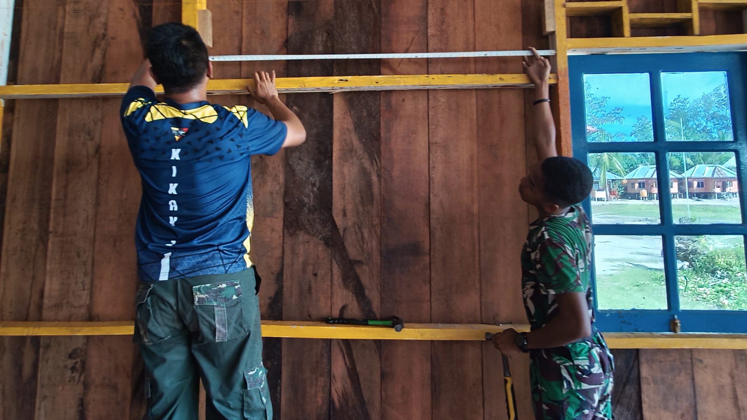 Satgas TMMD Kodim 1710/Mimika Lanjutkan Pemasangan Rangka Dinding Bagian Dalam Gereja Santo Klemens
