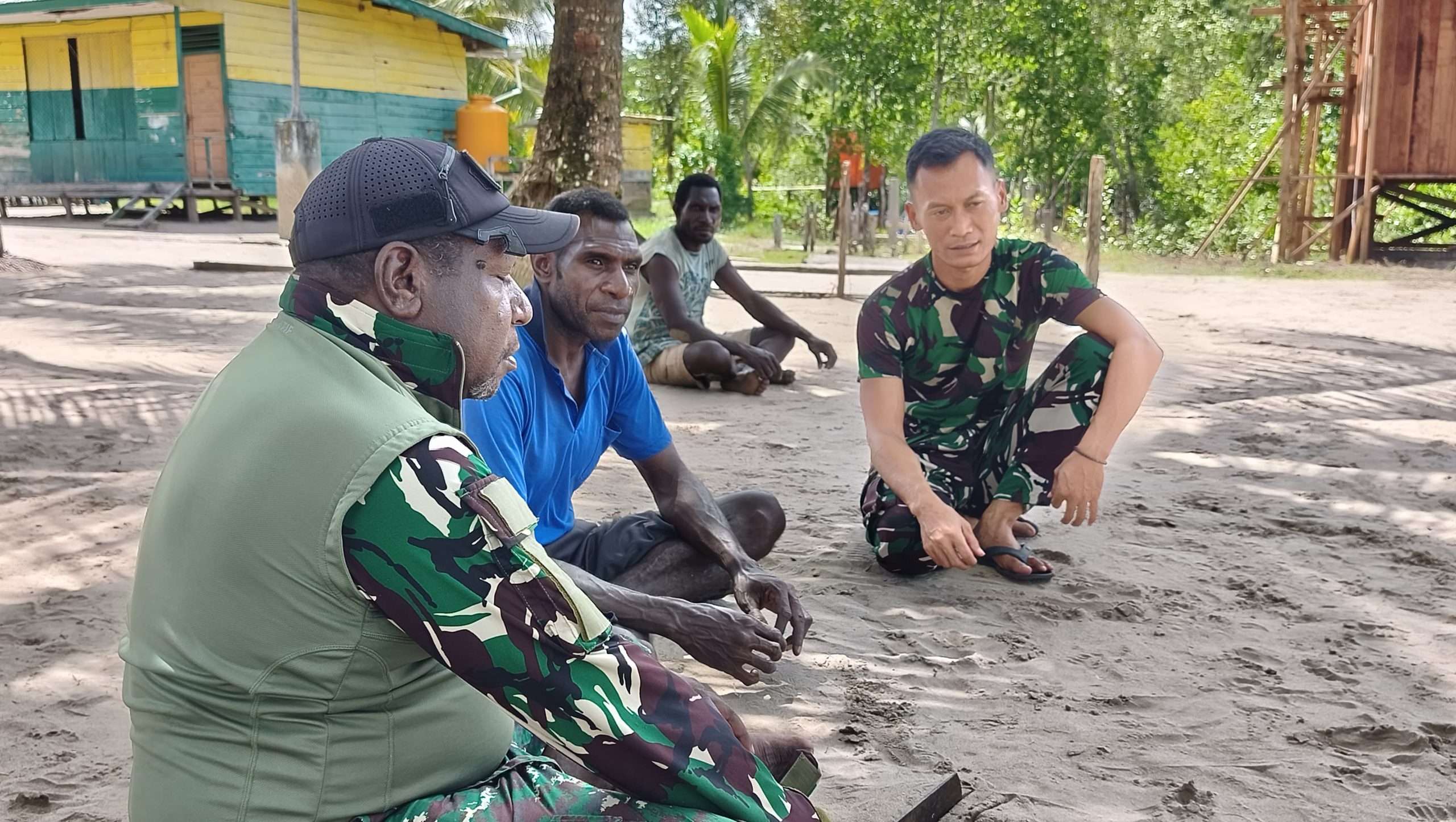 Datangi dan Layani, Satgas TMMD Pererat Komsos dengan Warga Kampung Keakwa