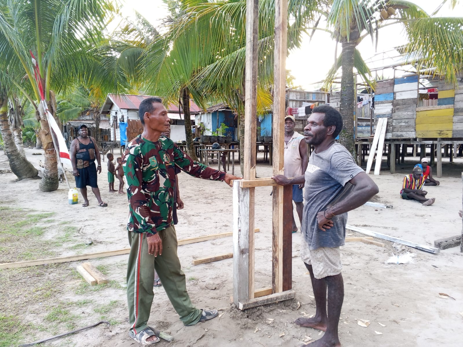 Gotong Royong Bangun Gapura Kampung, Satgas TMMD dan Warga Pererat Kebersamaan