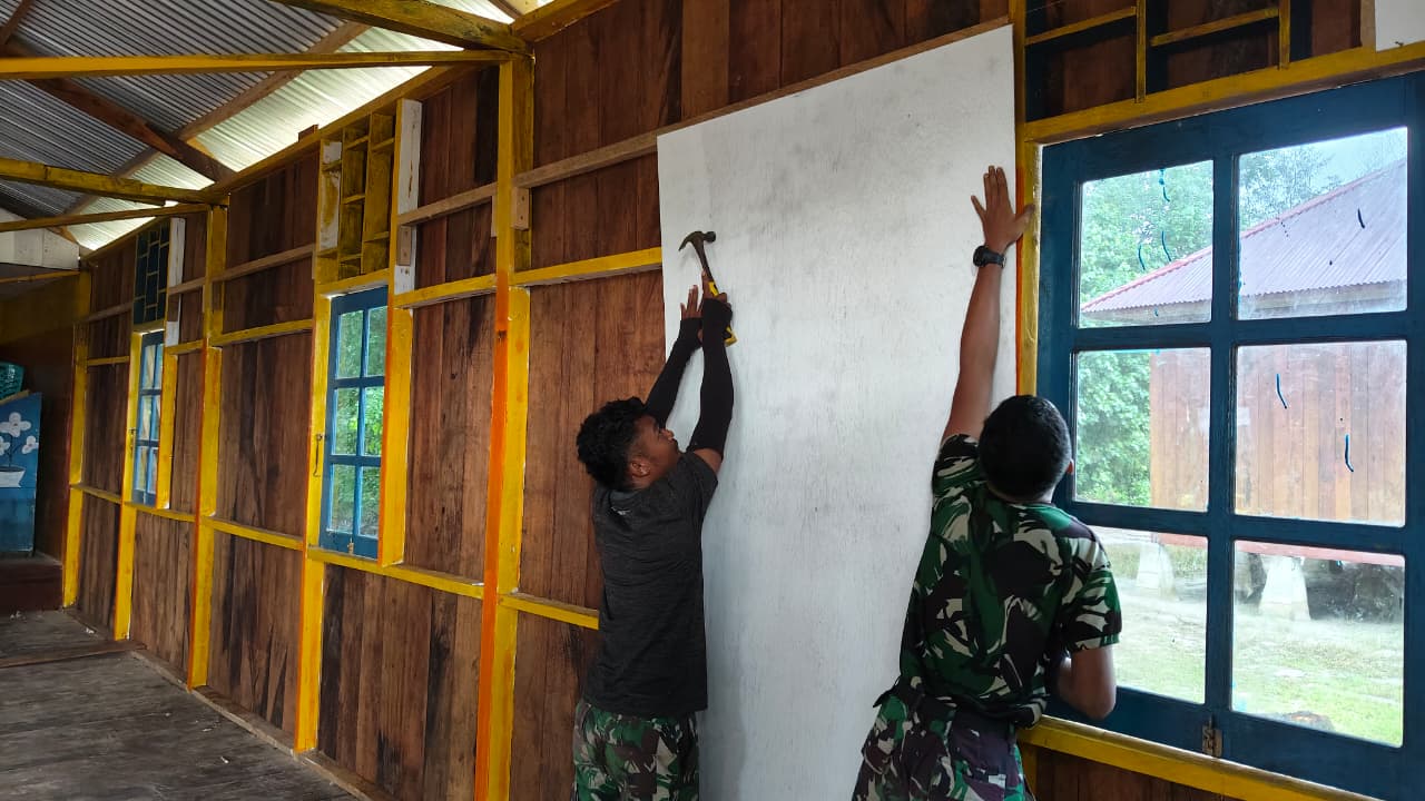 Pembangunan Gereja Santo Klemenst Berlanjut, Satgas TMMD Kerjakan Dinding Bagian Dalam