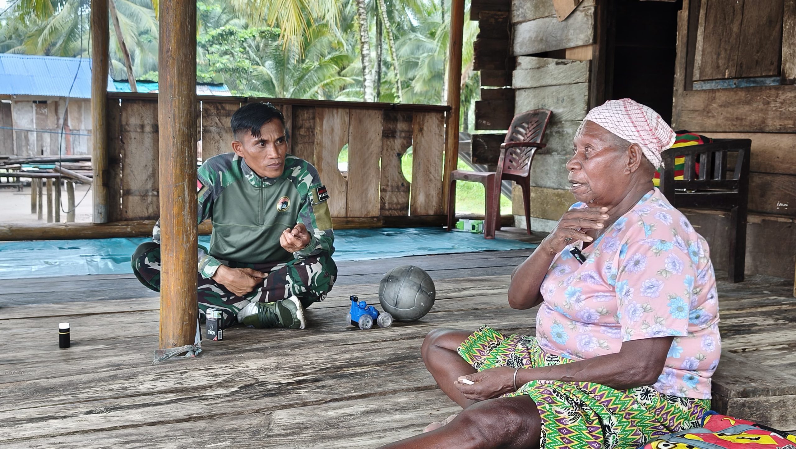 Pererat Kebersamaan, Satgas TMMD Jalin Silaturahmi Dengan Warga Kampung Keakwa