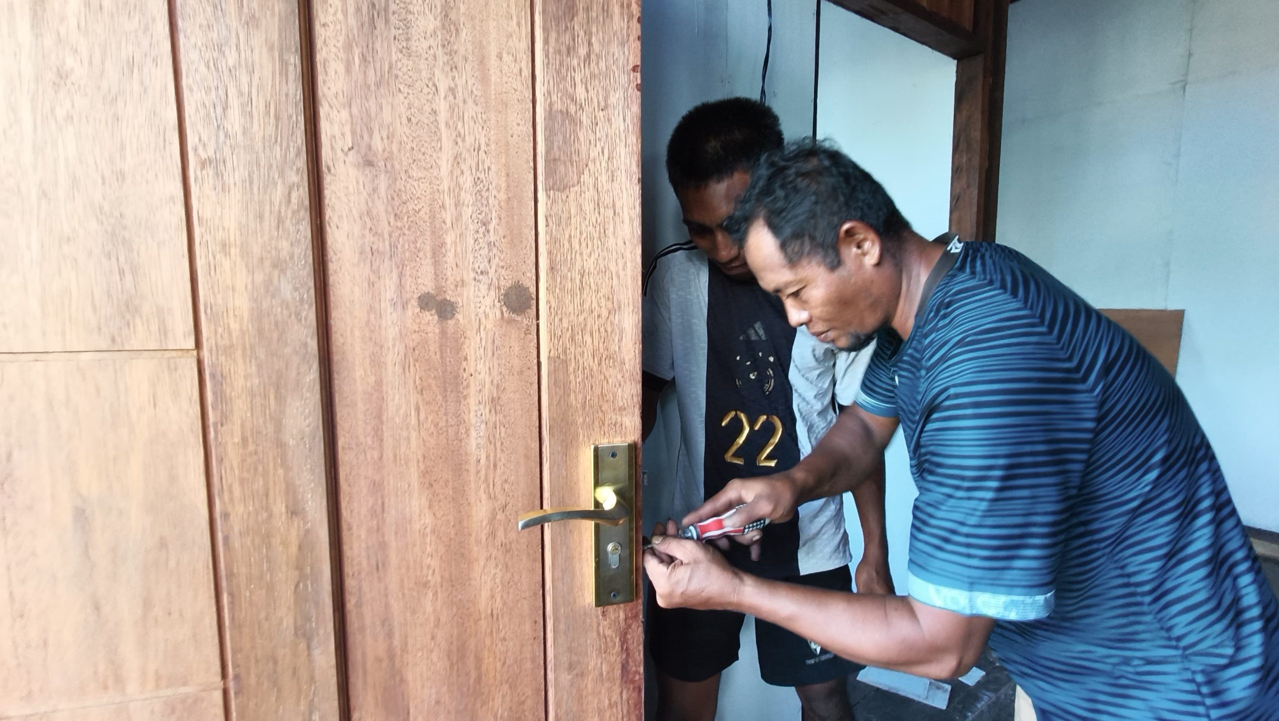 Pembangunan Rumah Ibu Natalia Natipia Dikebut, Satgas TMMD Pasang Pintu Rumah