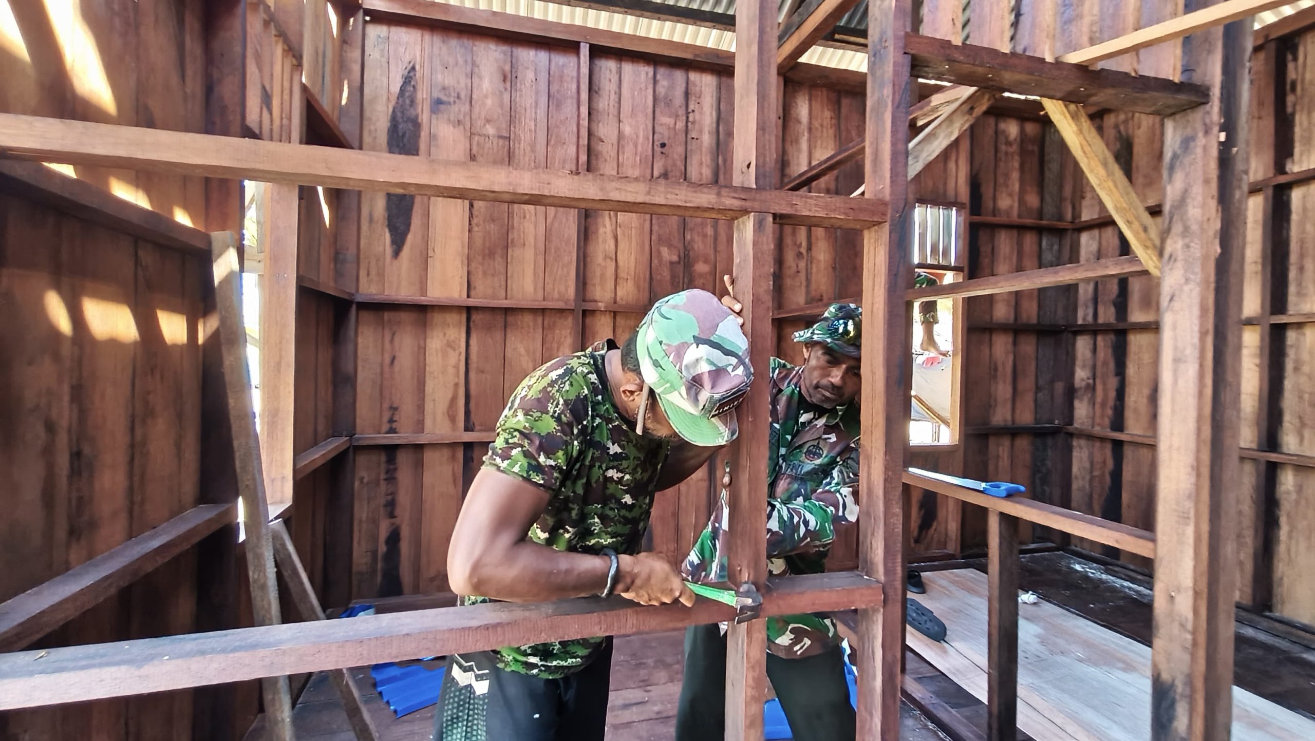 Pembangunan Rumah TMMD Masuki Tahap Pemasangan Rangka Plafon dan Rangka Kamar