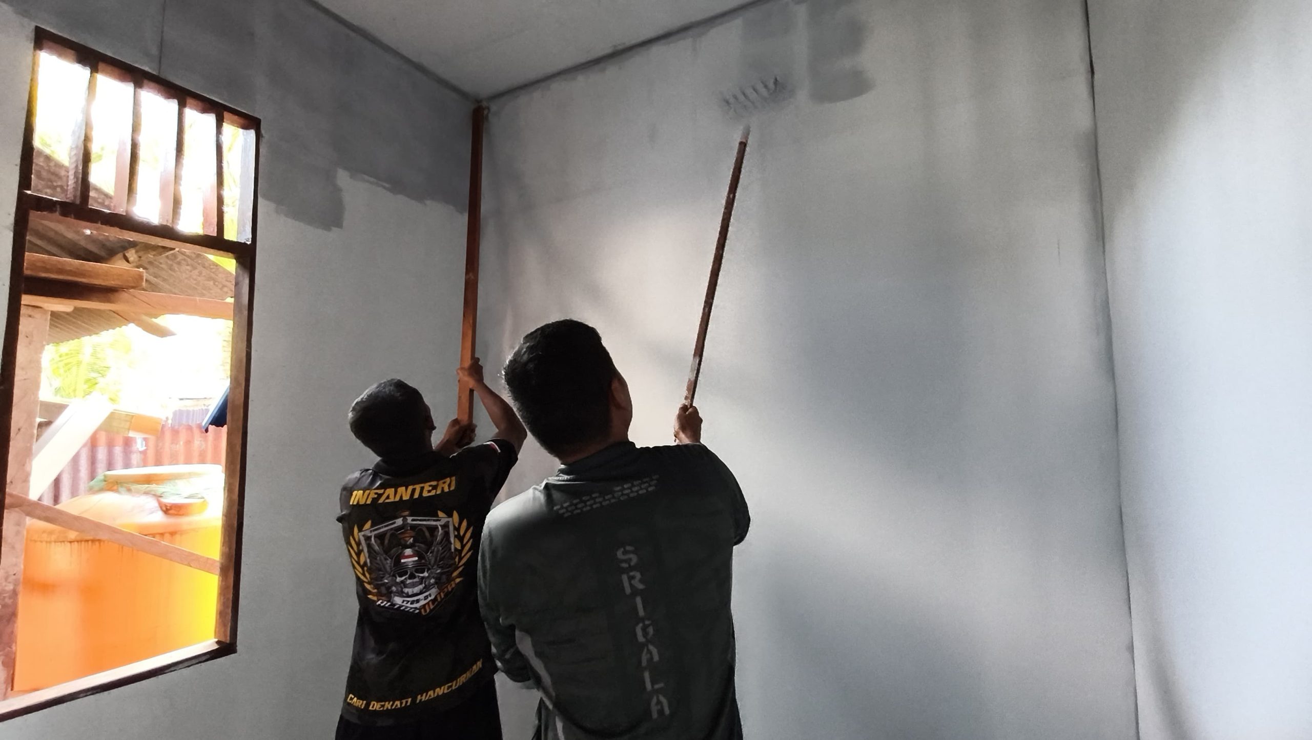 Satgas TMMD Maksimalkan Pekerjaan, Triplek Plafon Rumah Mulai Dicat