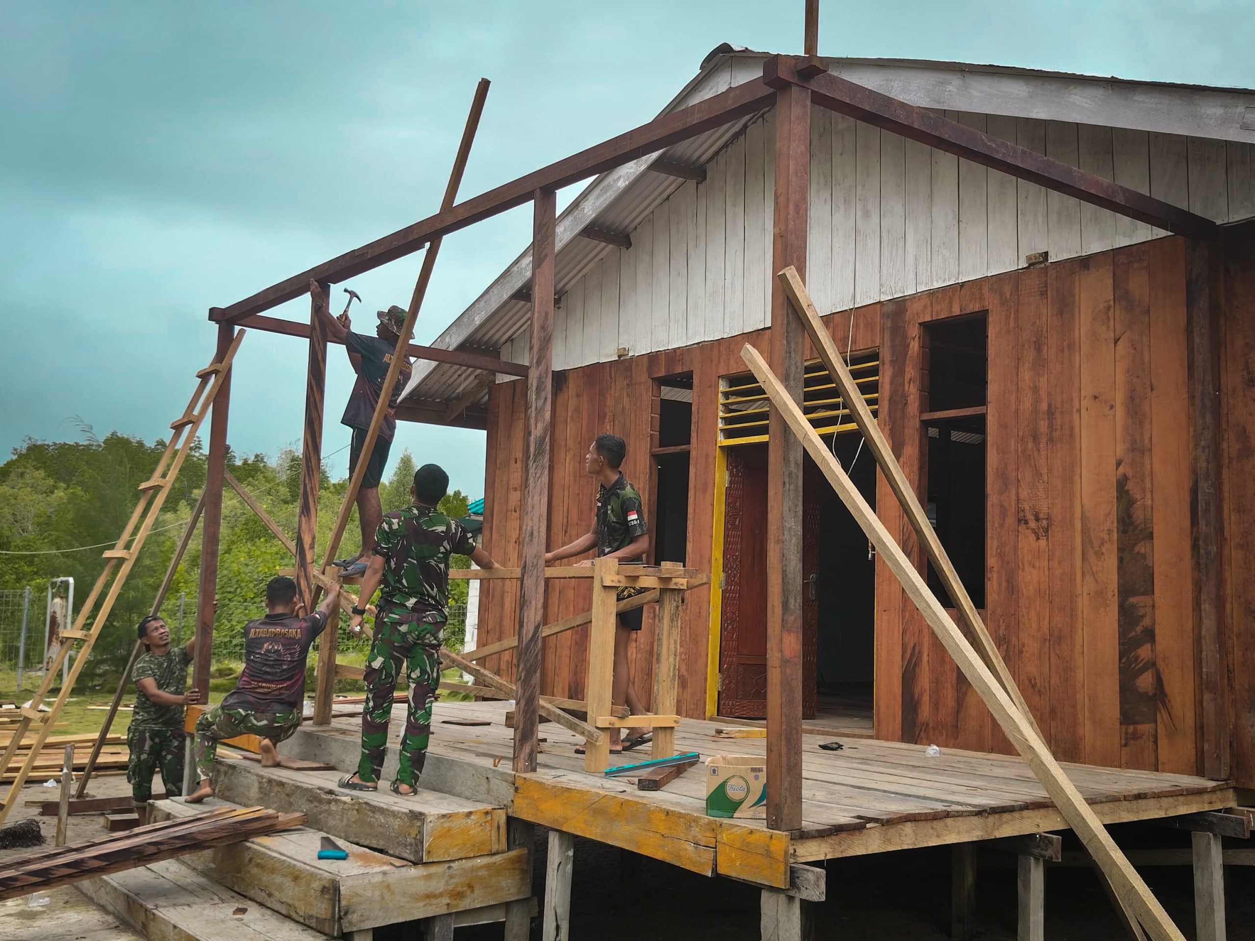 Tahap Renovasi Gereja Berlanjut, Satgas TMMD Kerjakan Pembuatan Teras