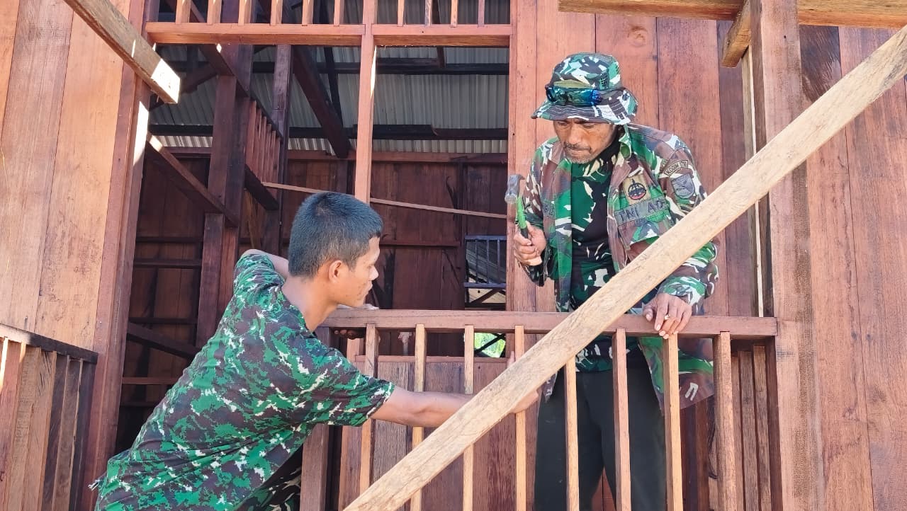 Pembuatan dan Pengecatan Pagar Teras Rumah TMMD Mulai Dikerjakan