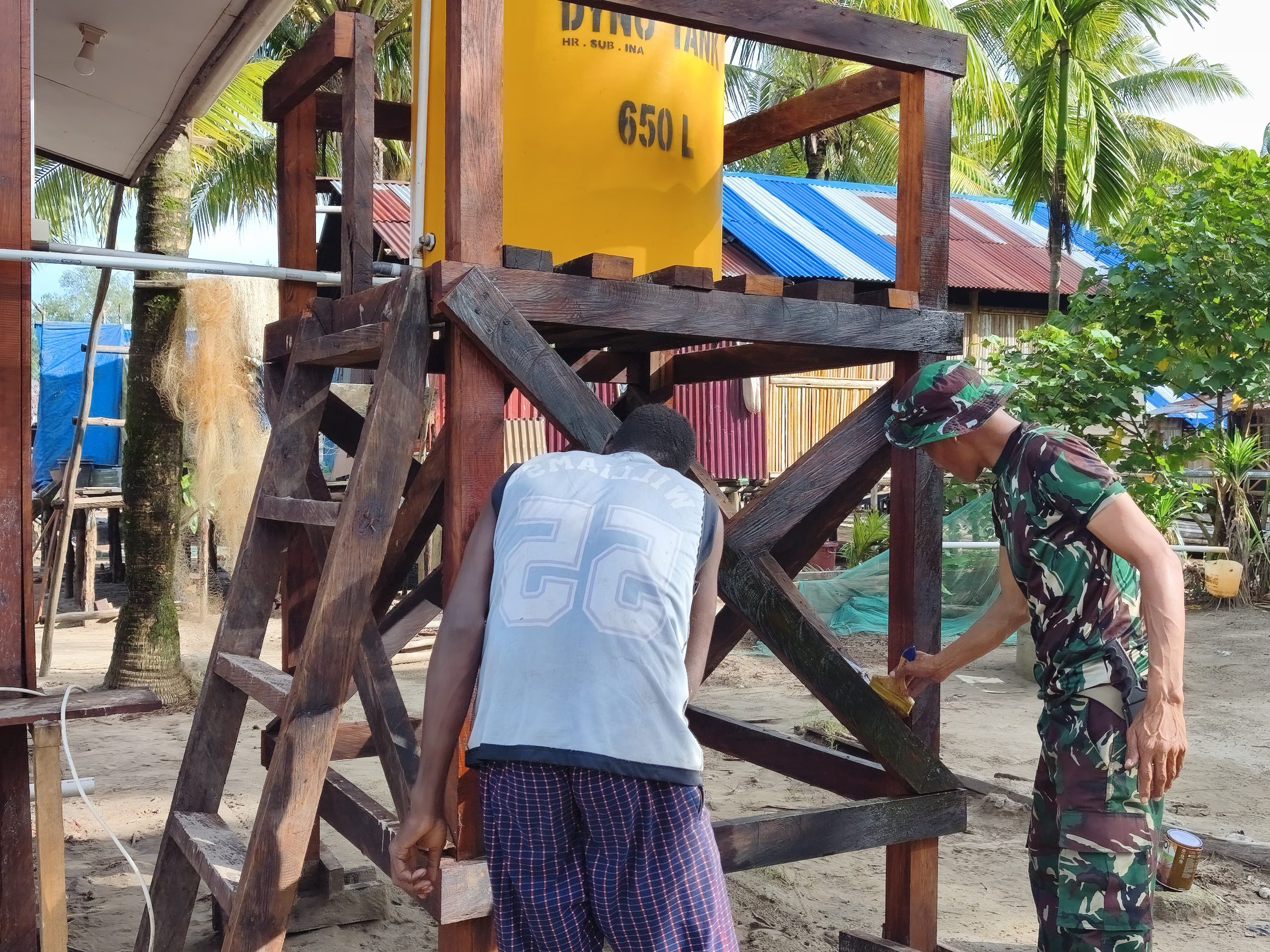 Satgas TMMD Lakukan Pengecatan Rangka Profil Tank untuk Perkuat Ketahanan Material