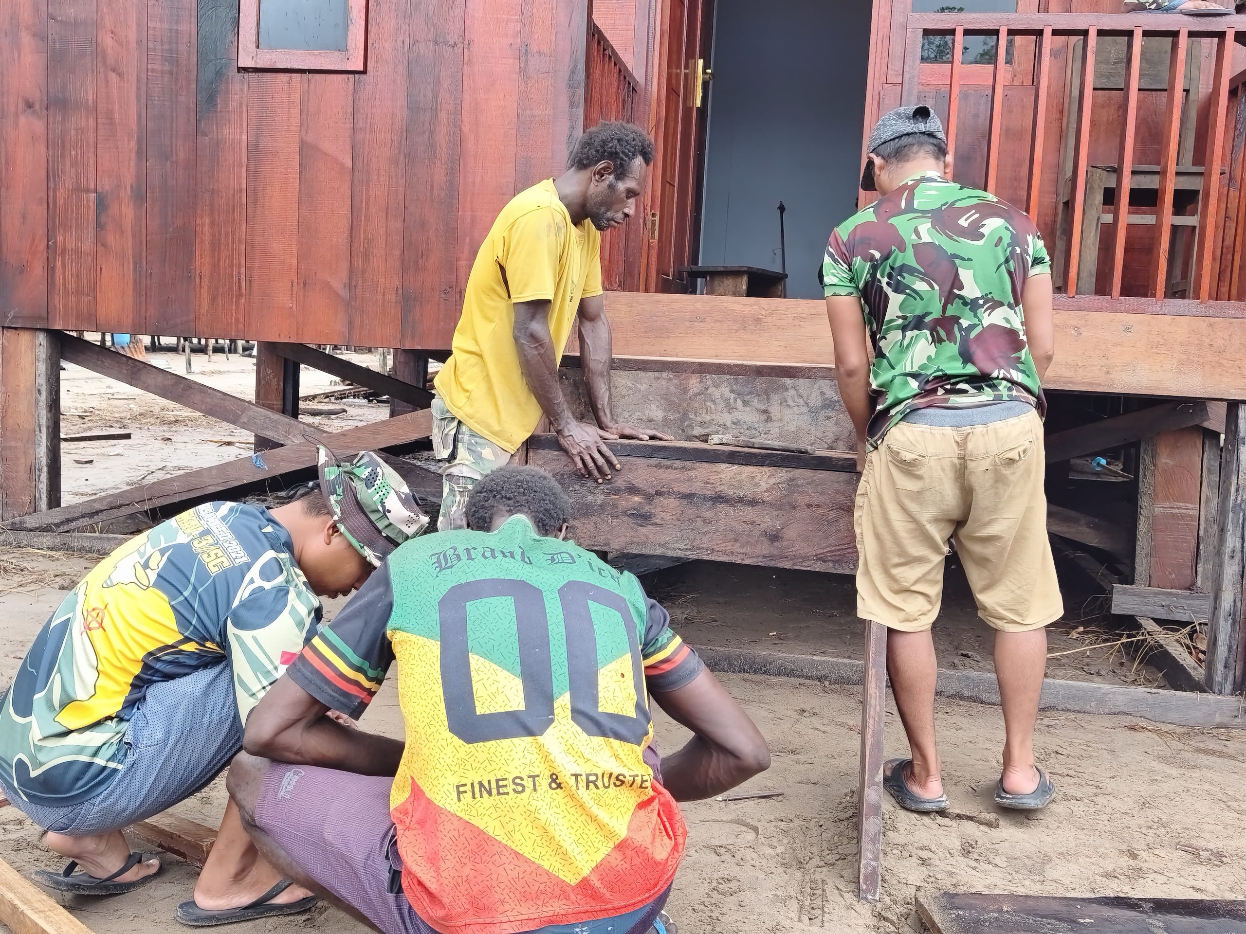 Gotong Royong Jadi Kekuatan Utama Satgas TMMD di Kampung Keakwa