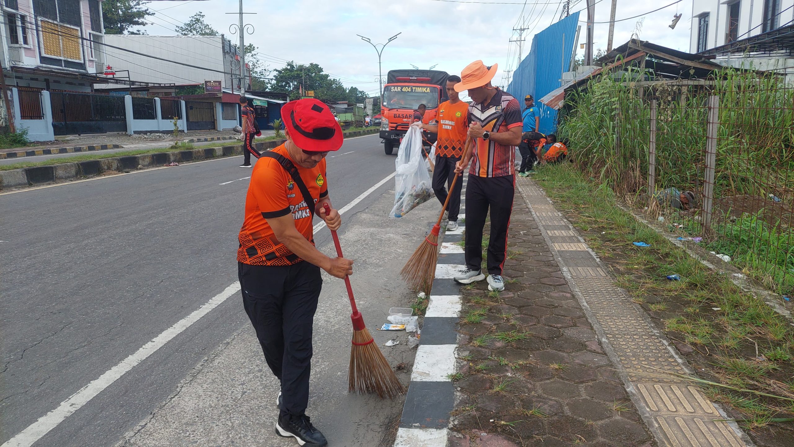 SAR Timika Turun Tangan Wujudkan Mimika Bersih, Belasan Kantong Sampah Berhasil Dikumpulkan