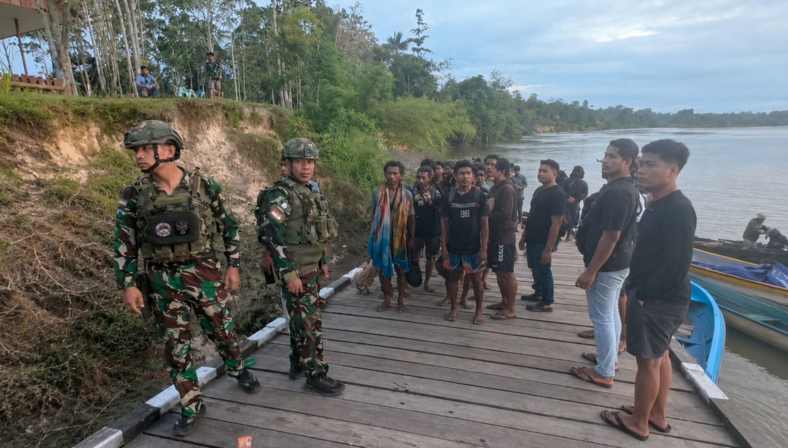 Koops TNI Habema Evakuasi 44 Warga Pendulang Emas Dari Wilayah Rawan Gangguan Keamanan Di Awimbon