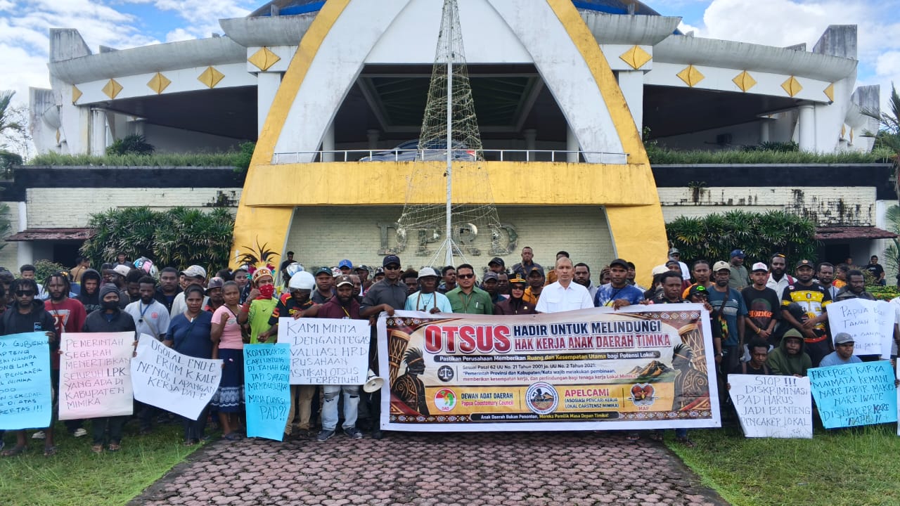 Massa APELCAMI Gelar Demo Sampaikan Sejumlah Tuntutan Terkait Keberpihakan Kepada Pencaker OAP dan Labeti