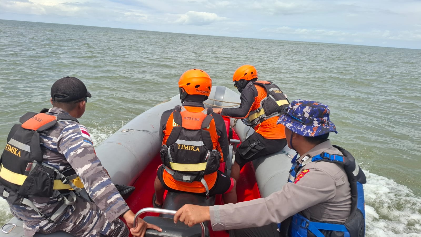 Speed Boat Bermuatan Apel Timika–Asmat Hilang Kontak, Penumpang Ditemukan Selamat di Tengah Laut