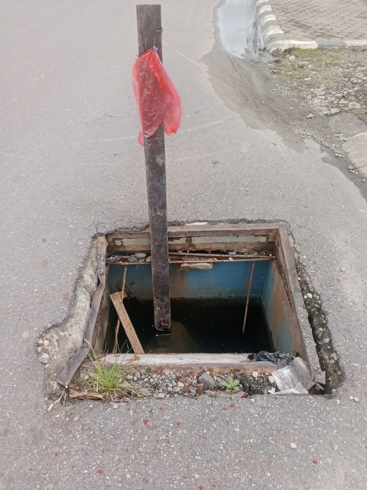 Lubang Menganga di Perempatan Jalan C Heatubun Ancam Keselamatan Pengendara, Warga Minta Segera Diperbaiki