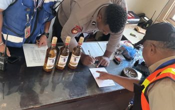 Polsek Bandara Mozes Kilangin Gagalkan Penyelundupan Miras ke Ilaga, Tiga Botol Diamankan