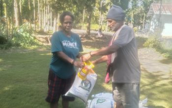 Kampung Utikini Satu Salurkan Bantuan Beras dan Minyak Goreng untuk Warga
