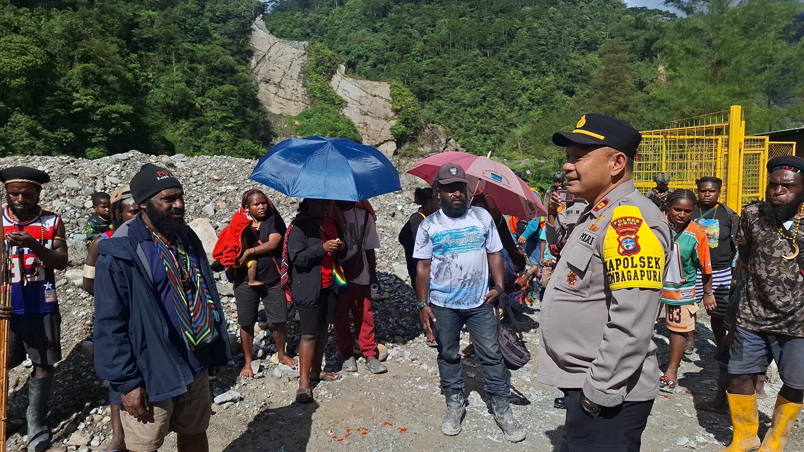 Sambut HUT Bhayangkara ke-80, Polsek Tembagapura Bagikan 100 Paket Sembako untuk Warga Waa Banti