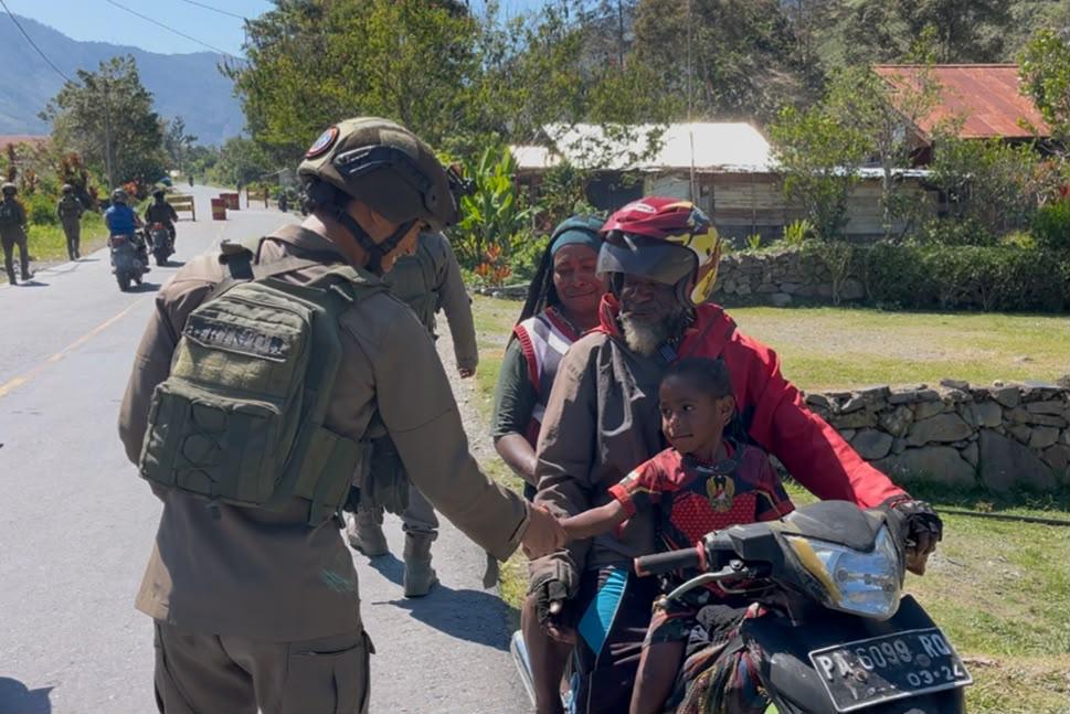 Patroli Humanis Satgas Kepolisian Ops Damai Cartenz di Puncak Jaya Pererat Kedekatan dengan Masyarakat
