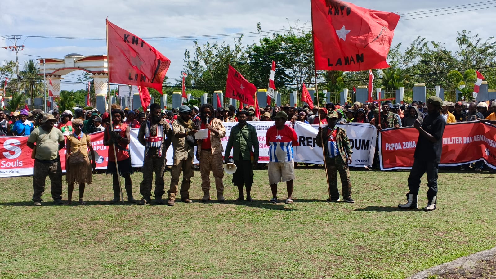 Peringati New York Agreement, Ratusan Massa KNPB Gelar Aksi di DPRK Mimika, Serukan “Papua Darurat Militer”