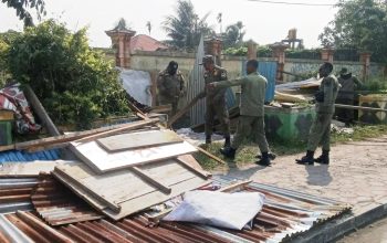 Satpol PP Mimika Tertibkan Bangunan Liar