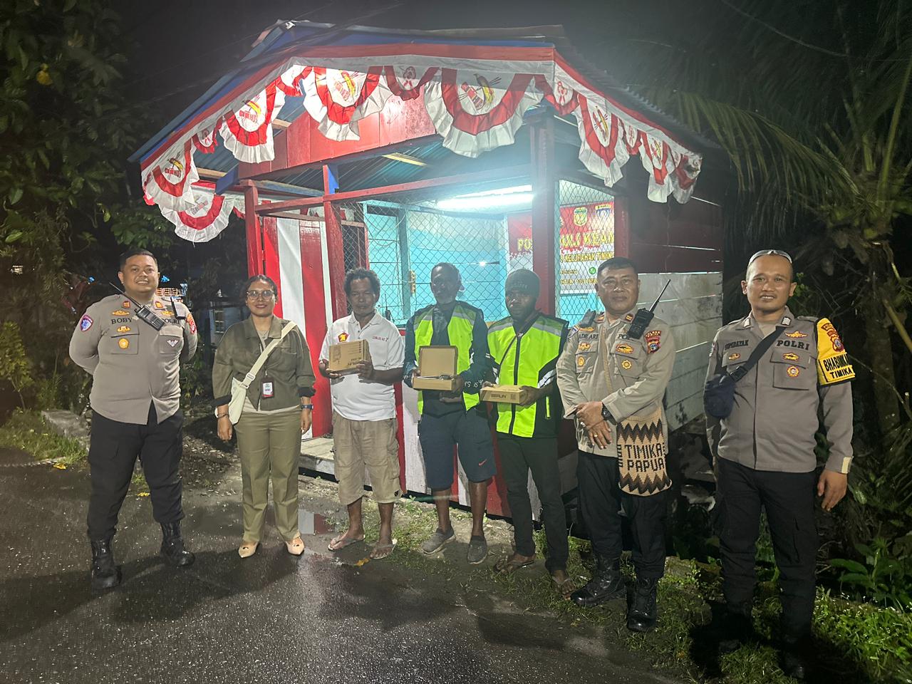 Polsek Miru Serahkan 3 Radio Komunikasi ke Pos PEKA HARD, Perkuat Keamanan Lingkungan Timika Indah