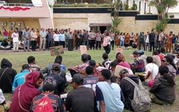 Mahasiswa Geruduk DPRK Mimika, Desak Pemerintah Ungkap dan Tuntaskan Kasus Pembunuhan