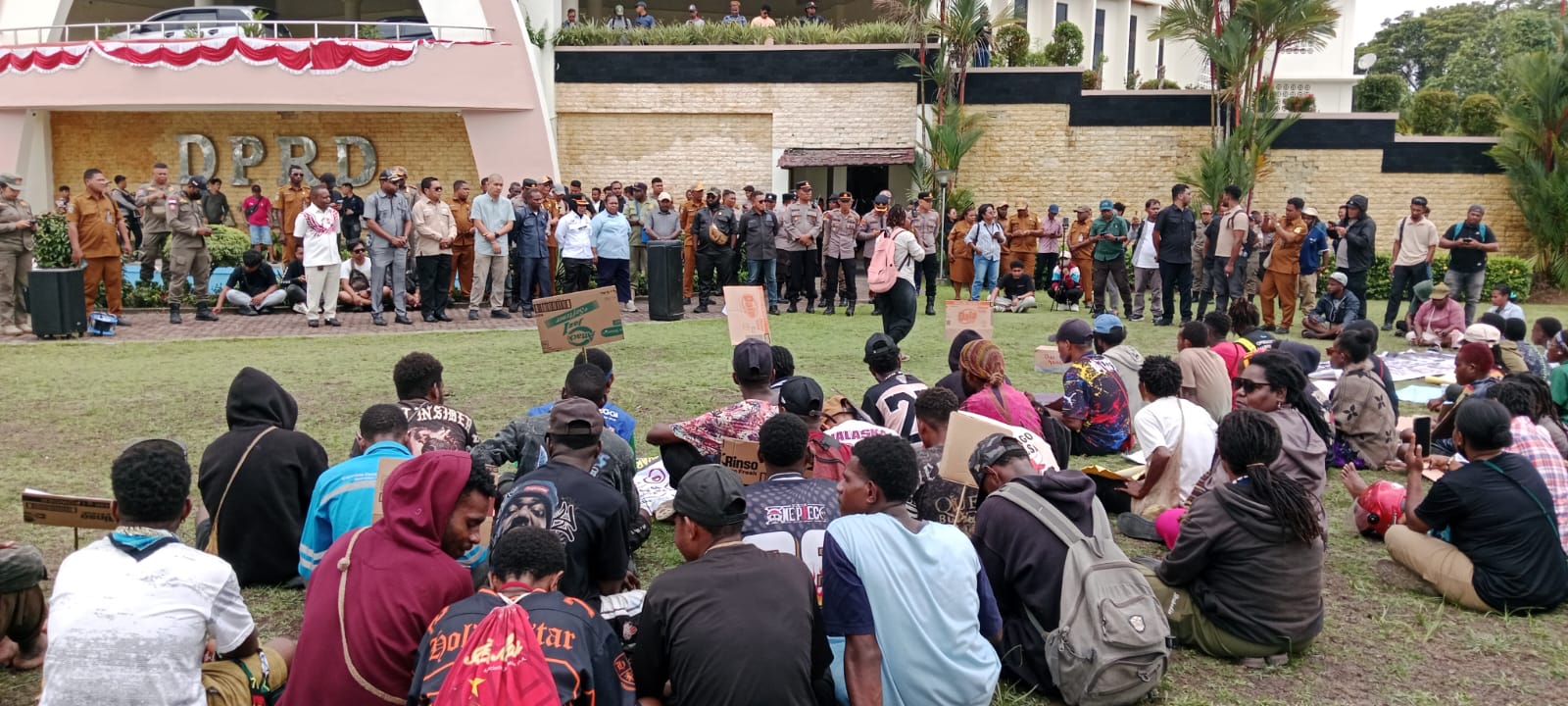 Mahasiswa Geruduk DPRK Mimika, Desak Pemerintah Ungkap dan Tuntaskan Kasus Pembunuhan