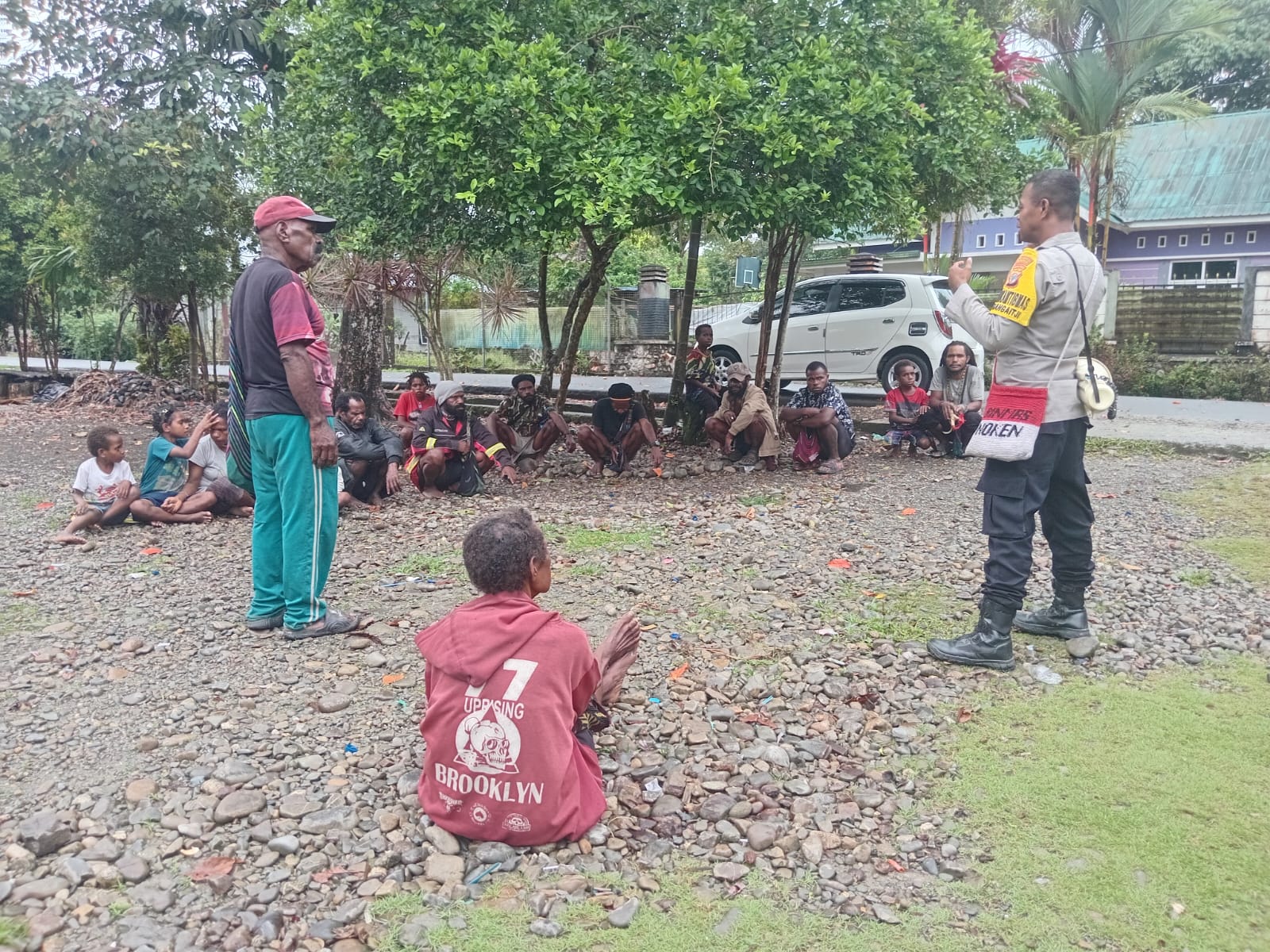 Sambangi Warga, Bhabinkamtibmas Hangaitji Ingatkan Bahaya Hoaks dan Miras