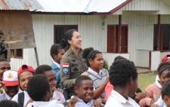 Bermain dan Belajar Bersama Anak, Satgas Kepolisian Operasi Damai Cartenz Berikan Dukungan Psikologis di SD Inpres Kago
