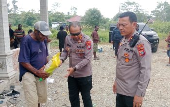 Di Tengah Duka Keluarga Korban, Kapolres Mimika Berikan Bantuan dan Pastikan Pencarian Terus Berjalan