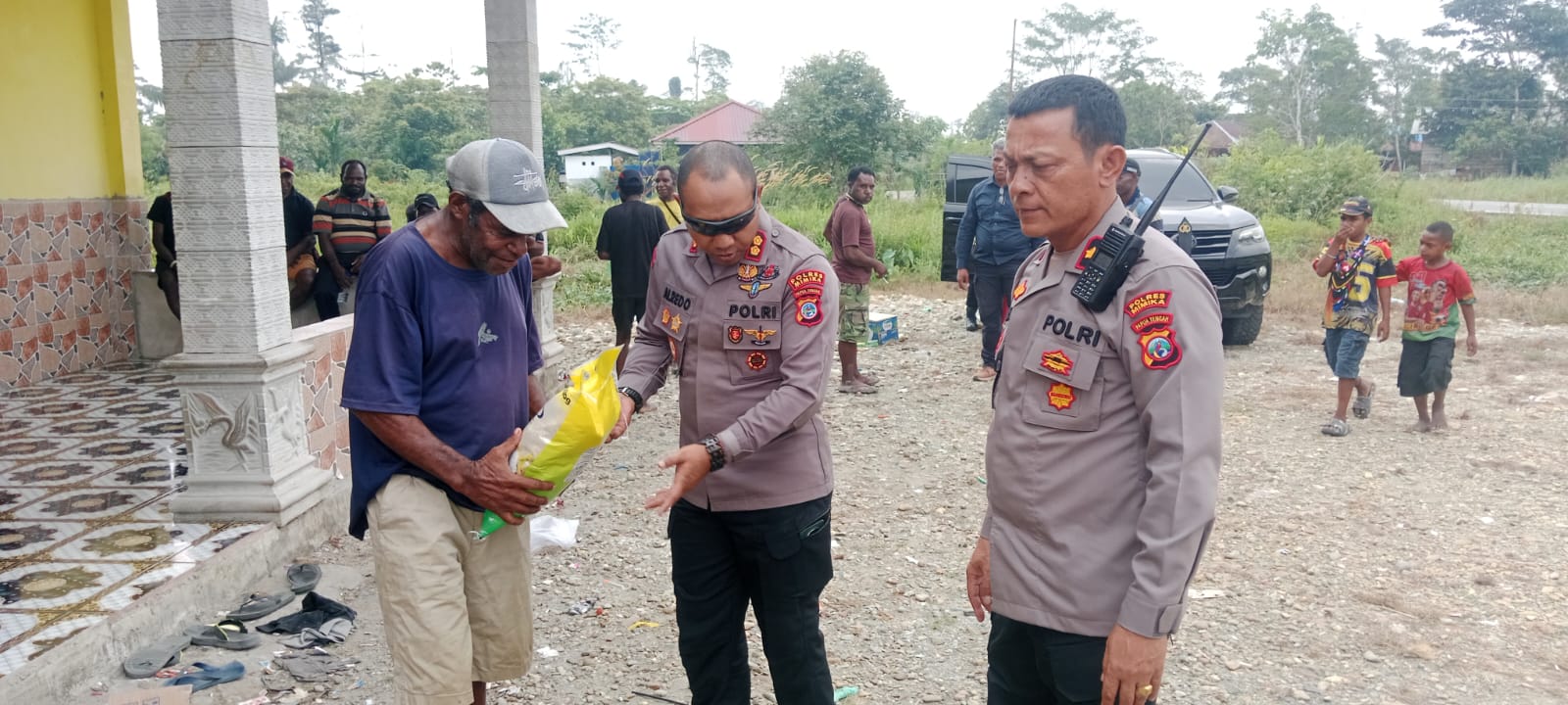 Di Tengah Duka Keluarga Korban, Kapolres Mimika Berikan Bantuan dan Pastikan Pencarian Terus Berjalan