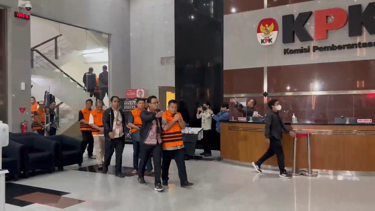 Bos Summarecon dan Anak Buah Nusron Keluar KPK Pakai Rompi Tahanan, Resmi Jadi Tersangka