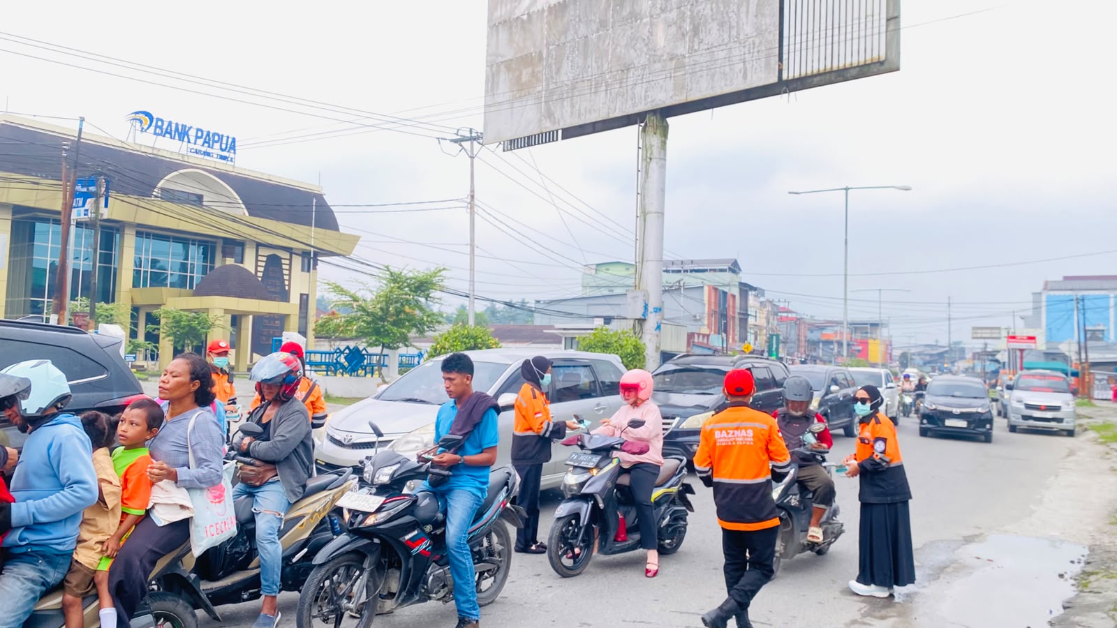 Kabut Asap Selimuti Timika, BAZNAS Mimika Bagikan 3.020 Masker Gratis