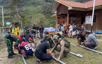 Lampu Solar Panel Terangi Arinkop, Warga Sambut Hangat Kehadiran Satgas Damai Cartenz dan Satgas TNI