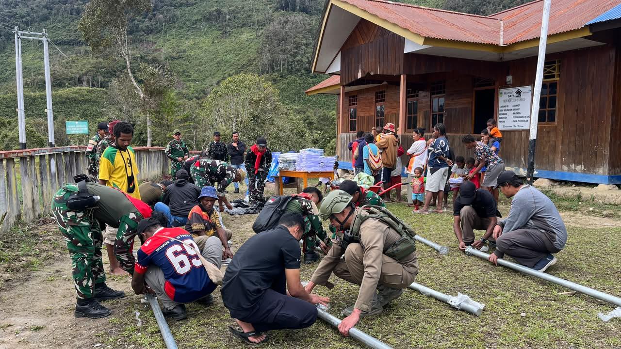 Lampu Solar Panel Terangi Arinkop, Warga Sambut Hangat Kehadiran Satgas Damai Cartenz dan Satgas TNI