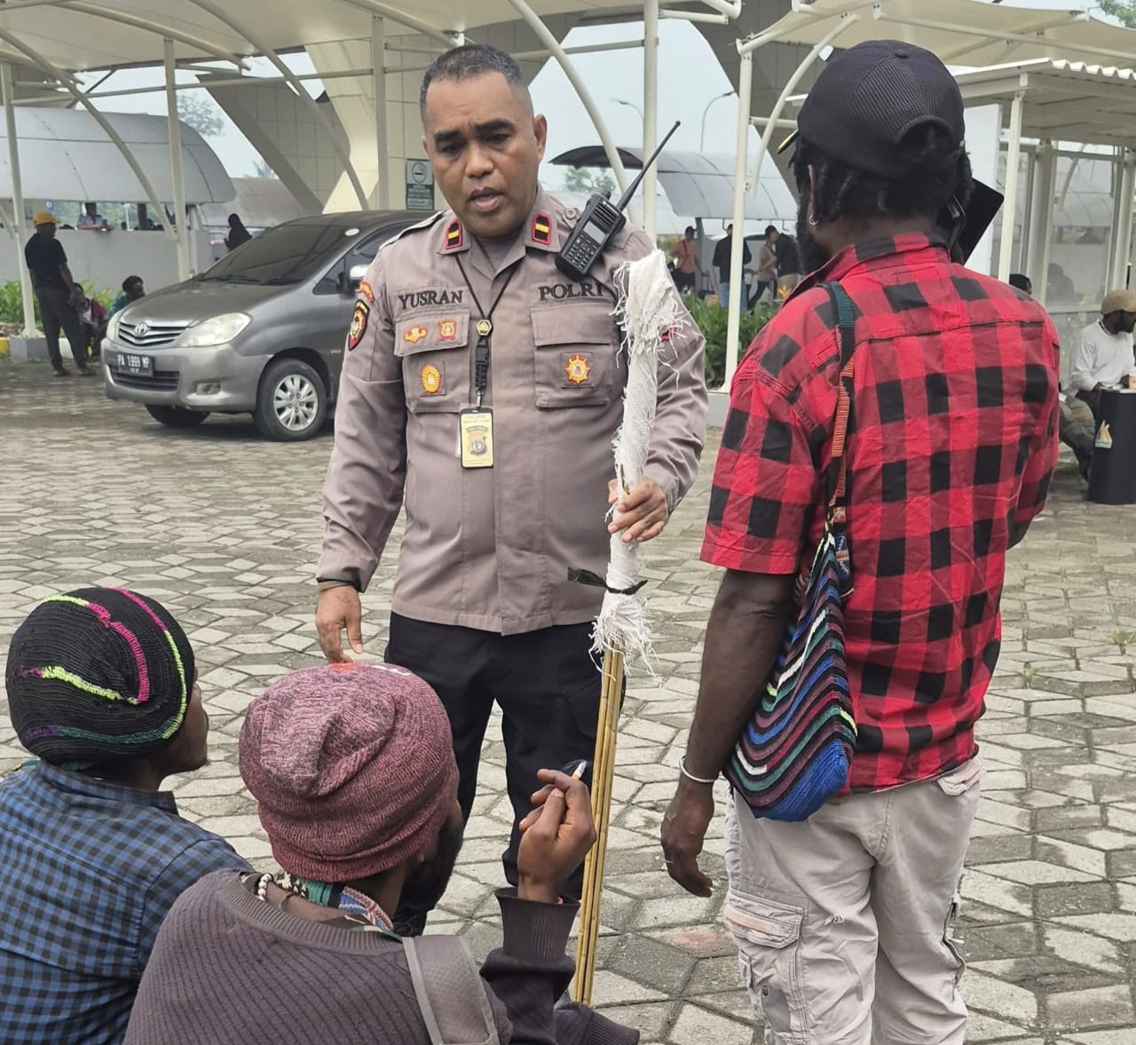 Pemeriksaan Penumpang, Polisi Temukan 20 Anak Panah di Bandara Mozes Kilangin