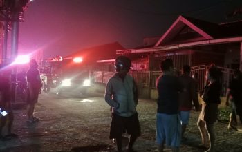 Pintu Rumah Terpaksa Dibobol, Warga Selamatkan Barang Saat Api Membesar