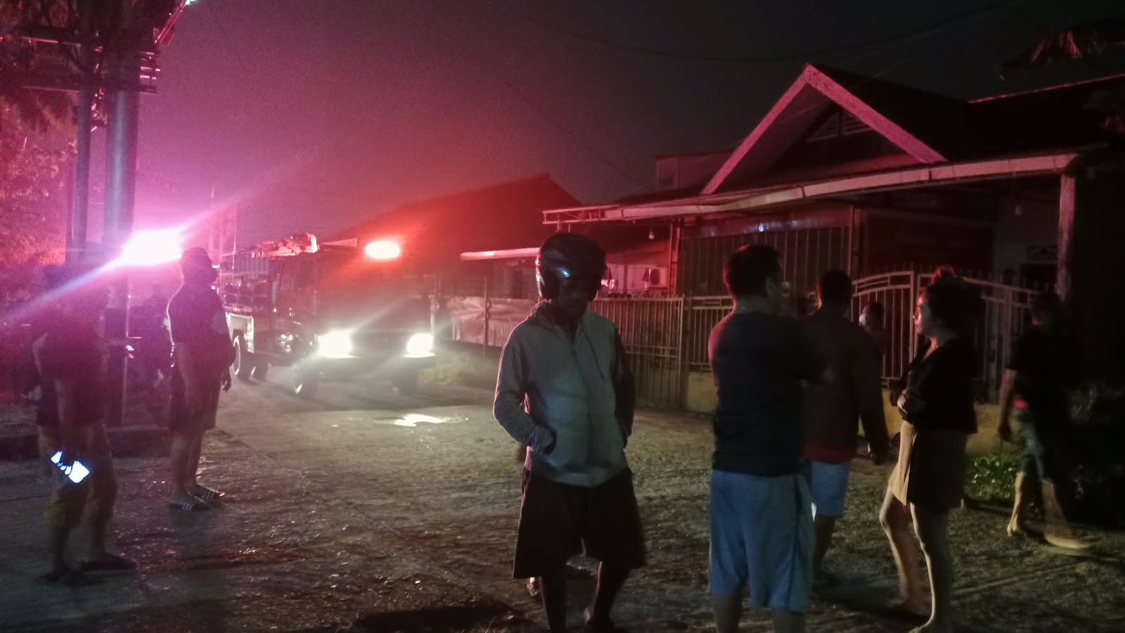 Pintu Rumah Terpaksa Dibobol, Warga Selamatkan Barang Saat Api Membesar