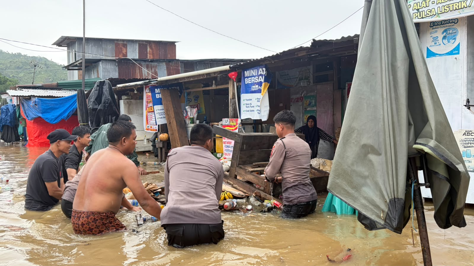 Polda Papua Evakuasi Warga Terdampak Banjir di Pasar Youtefa