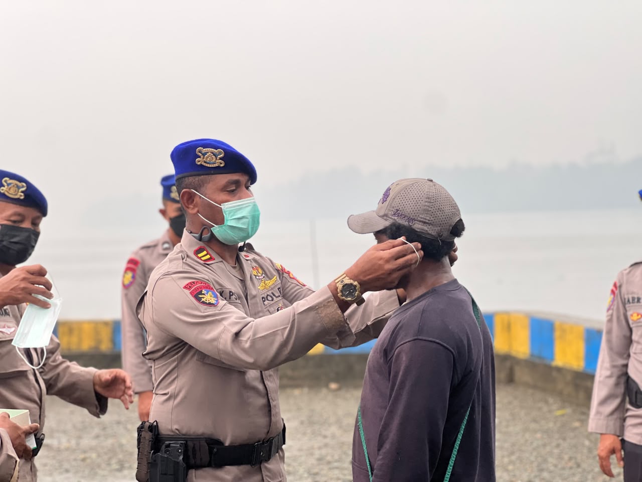 Peduli Kesehatan Warga di Tengah Kabut Asap, Sat Polairud Mimika Turun Bagikan Masker di Pomako