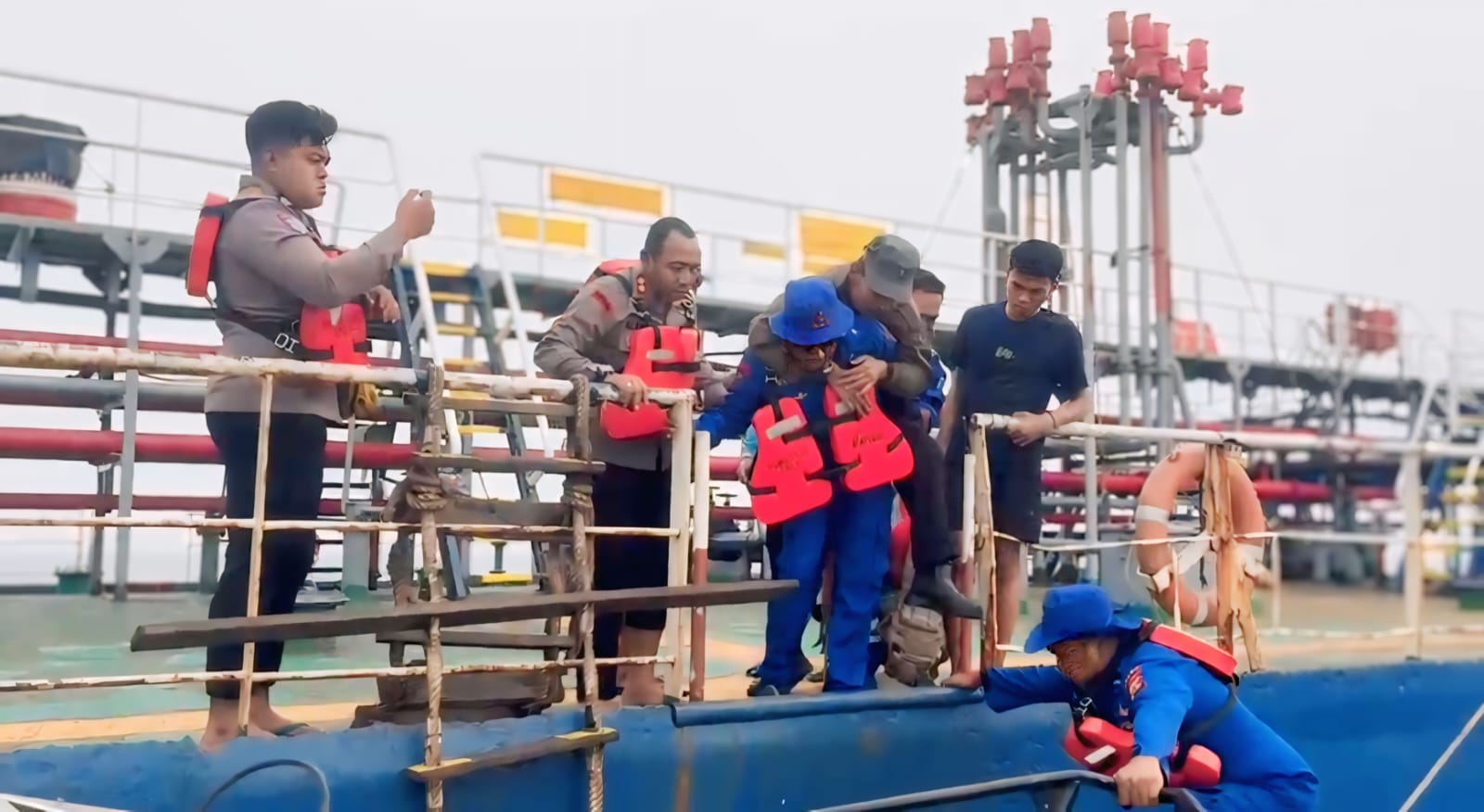Berada 16 Mil Laut dari Pantai, ABK MT. Srikandi Dievakuasi Sat Polairud Polres Mimika